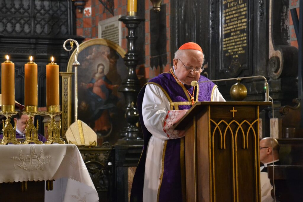 151889249 4071360942874422 4559552854196508241 o Döbbenetes képsorok egy templomban: Levetkőzött a 20 éves nő, majd leköpte a papot is.