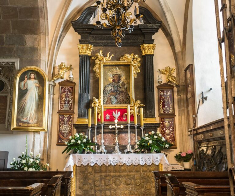 85632 Döbbenetes képsorok egy templomban: Levetkőzött a 20 éves nő, majd leköpte a papot is.