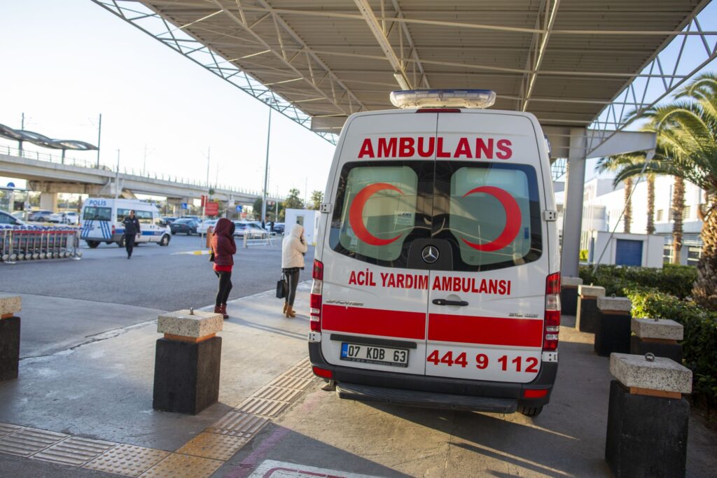 antalya turkey january turkish ambulans ambulance car stands near airport 171246654 1 Csalás az IKEA-ban: Így akart egy vásárló filléreket fizetni egy matracért