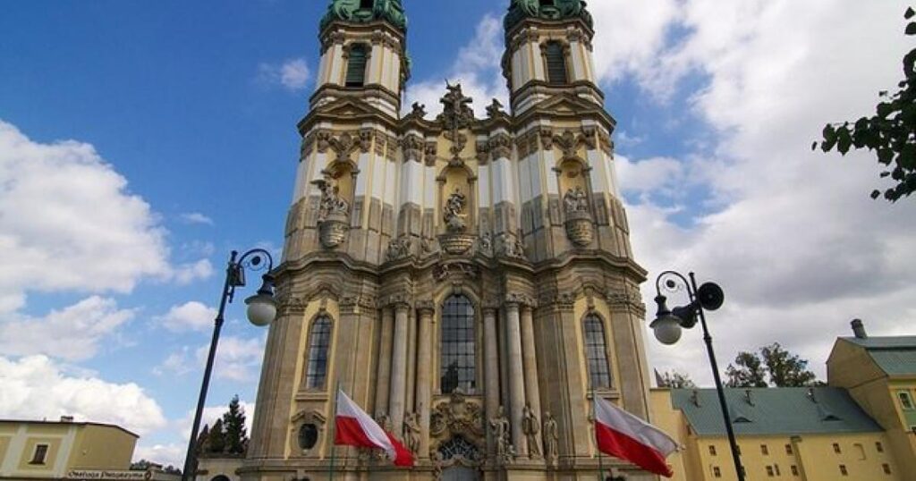 polish church flag.jpg Az összes pap elkapta a koronavírust - most keresik a misén részt vett hívőket