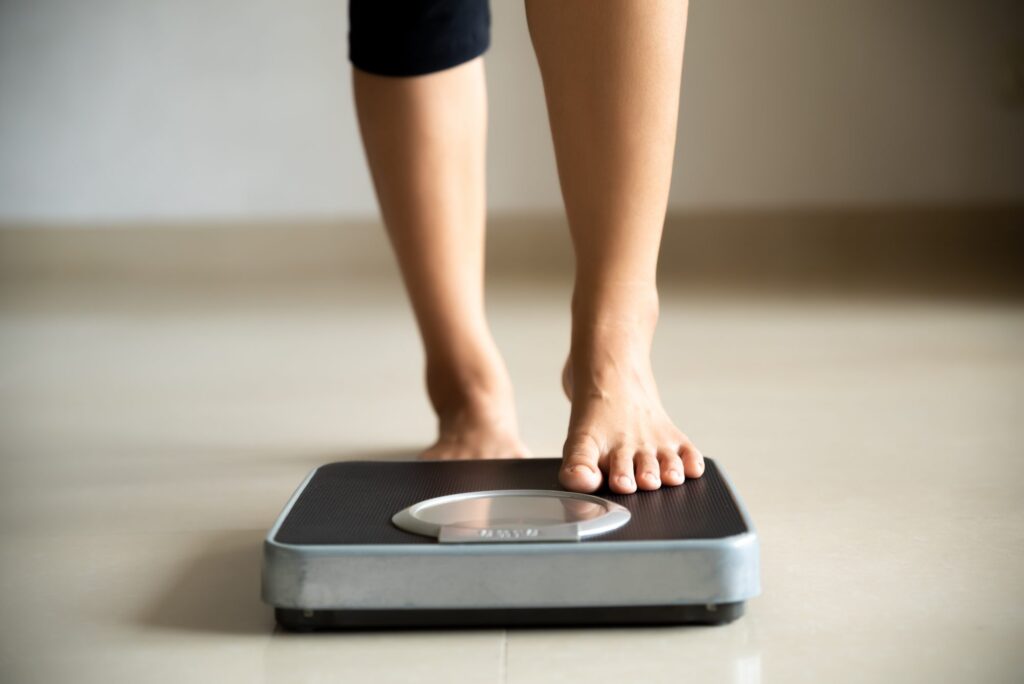 weight scale AdobeStock 285381693 2000 Véletlenül feleségének küldte el azt SMS-t, amiben kövér disznónak nevezte, mert terhesség után meghízott