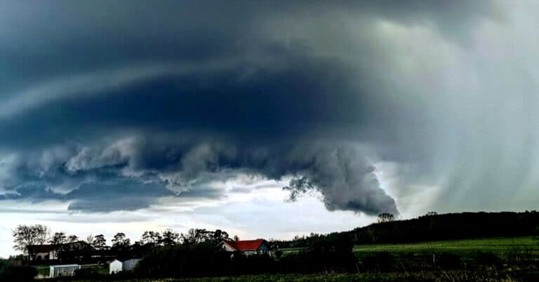 Gigantikus vihar csap le Magyarországra pénteken – ezt jósolják a meteorológusok