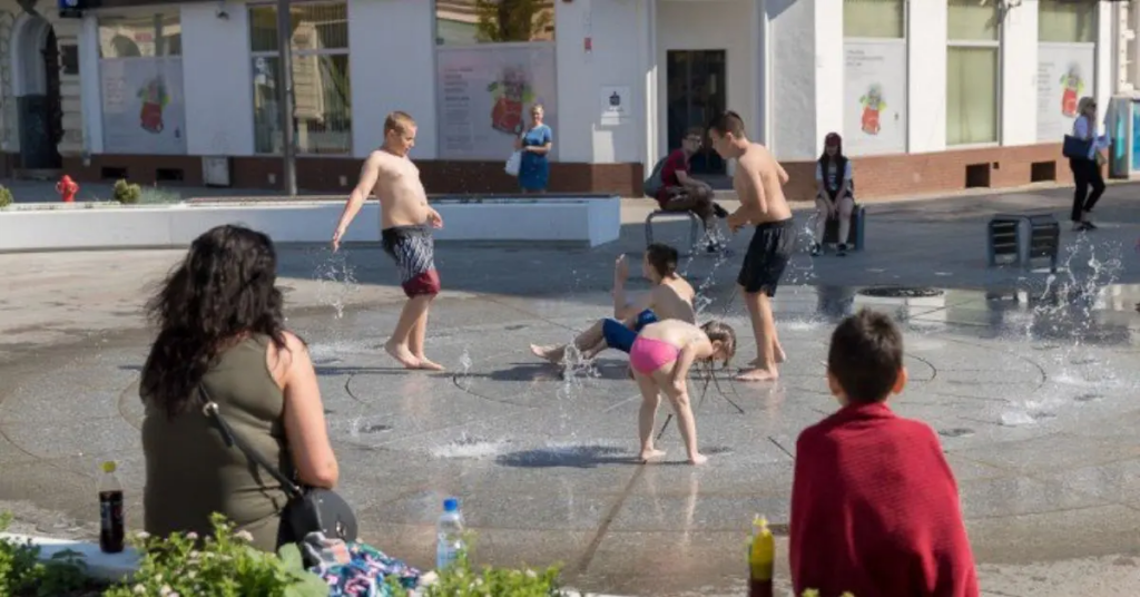 kep 2021 06 21 103150 Íme a nyár legnagyobb butasága! A szökőkutakat elárasztották a strandolók, pedig óriási veszélyt rejt!