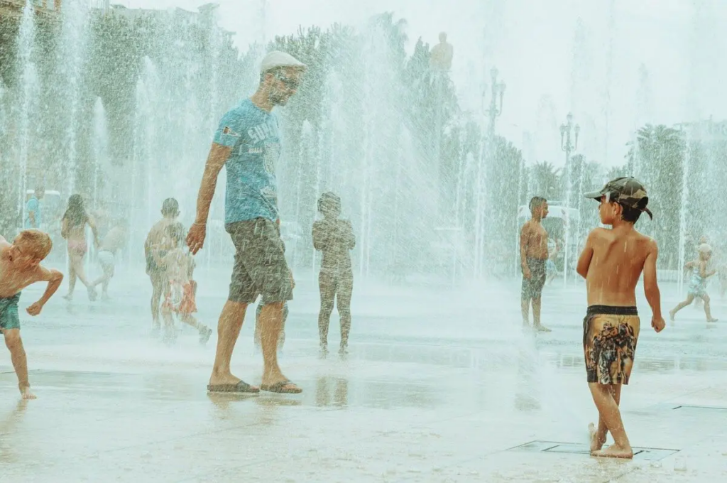 kep 2021 06 21 103159 Íme a nyár legnagyobb butasága! A szökőkutakat elárasztották a strandolók, pedig óriási veszélyt rejt!