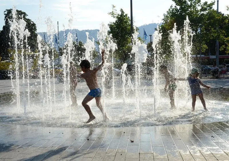 kep 2021 06 21 103206 Íme a nyár legnagyobb butasága! A szökőkutakat elárasztották a strandolók, pedig óriási veszélyt rejt!