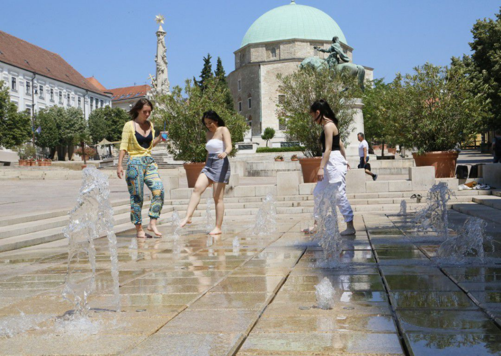 kep 2021 06 21 103242 Íme a nyár legnagyobb butasága! A szökőkutakat elárasztották a strandolók, pedig óriási veszélyt rejt!