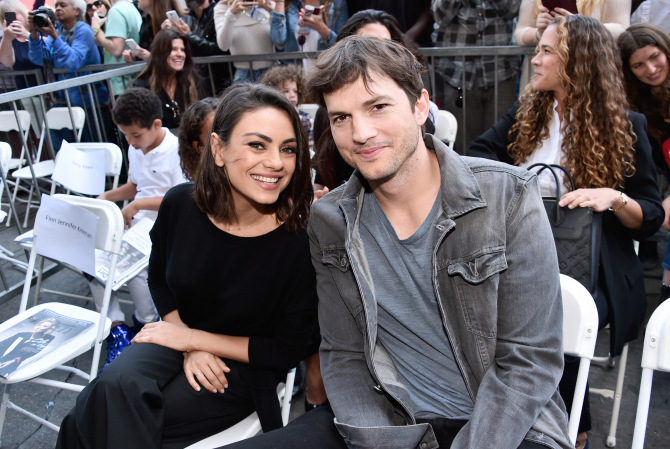 1 54 Mila Kunis és Ashton Kutcher bevallották, hogy lusta szülők - "Csak akkor fürdetjük meg a gyerekeinket, ha látjuk, hogy piszkosak."