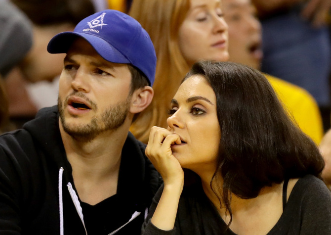 4 55 Mila Kunis és Ashton Kutcher bevallották, hogy lusta szülők - "Csak akkor fürdetjük meg a gyerekeinket, ha látjuk, hogy piszkosak."