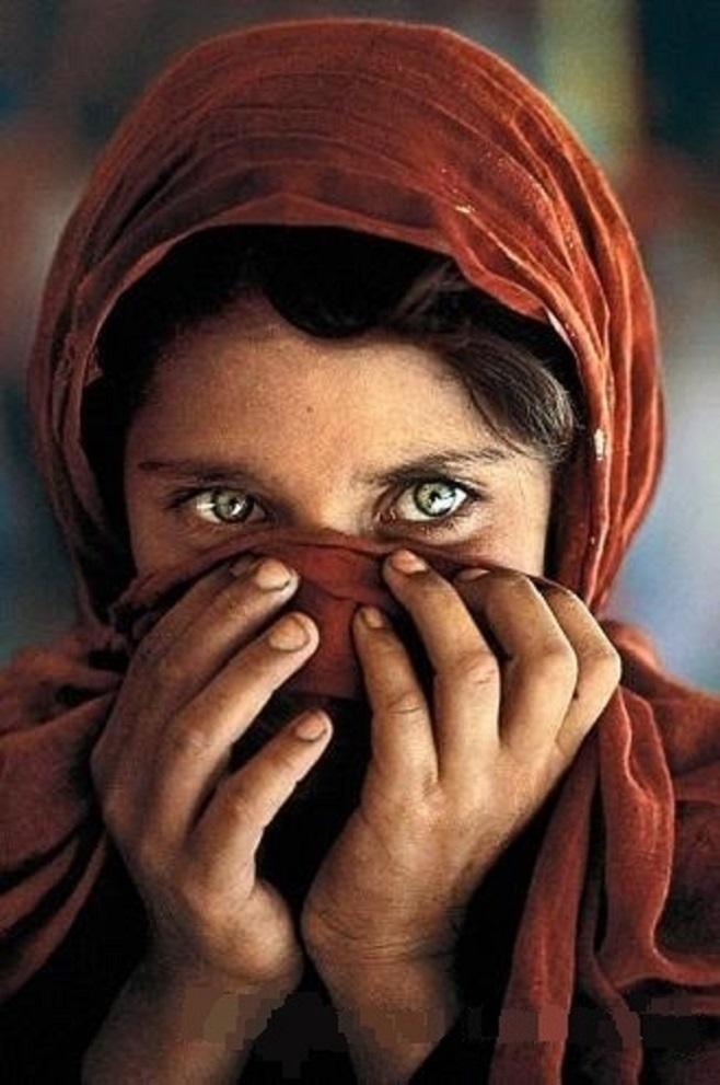 5 framed unframed steve mccurry afghan girl 17 év után találták meg a National Geographic afgán címlaplányát, akit a 21. századi Mona Lisanak hívtak - Így néz ki napjainkban