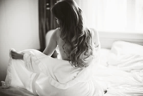 Beautiful young woman in white bathrobe in bedroom at home Új tanulmány válaszolta meg a sokat feltett kérdést: "Valóban számít a méret?"