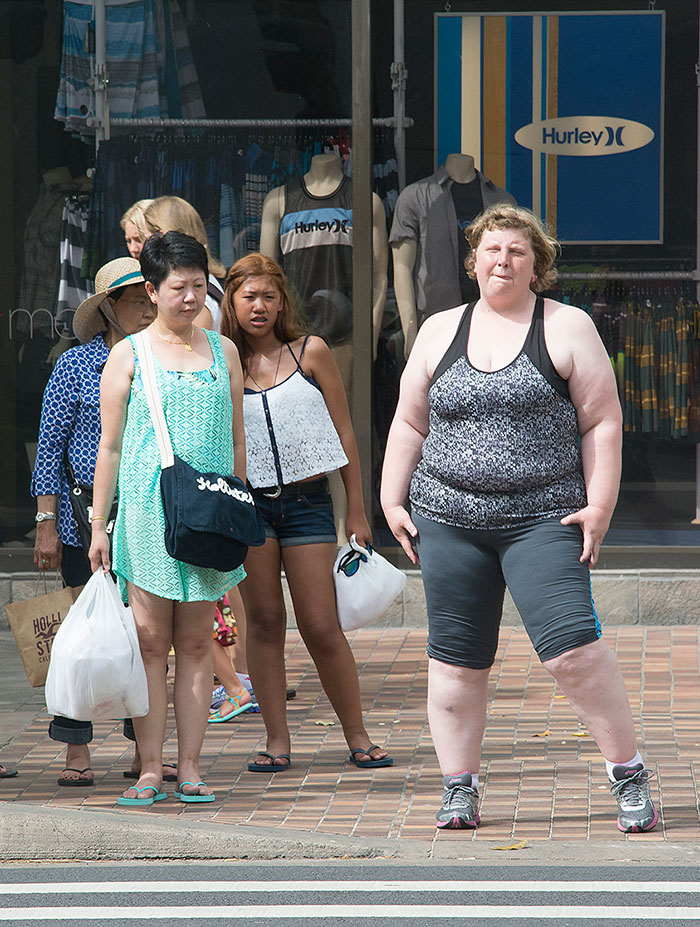 kep 2021 08 01 160017 Egy fotóművész megörökítette, hogy a járókelők mennyire lenézőek a túlsúlyosokkal szemben. 21 fotó