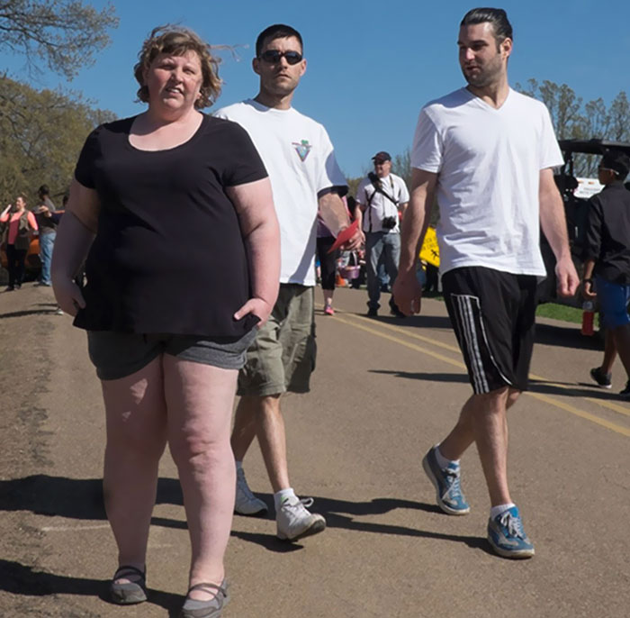 kep 2021 08 01 160219 Egy fotóművész megörökítette, hogy a járókelők mennyire lenézőek a túlsúlyosokkal szemben. 21 fotó