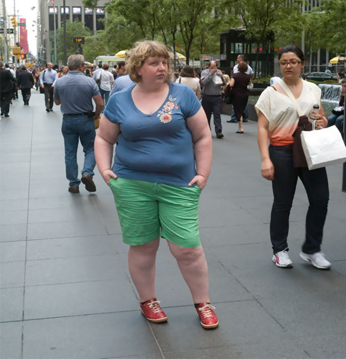 kep 2021 08 01 160304 Egy fotóművész megörökítette, hogy a járókelők mennyire lenézőek a túlsúlyosokkal szemben. 21 fotó