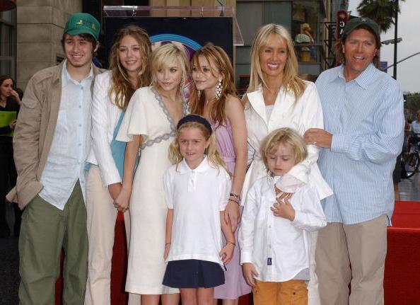 mary kate and ashley family 1 Emlékszel még a világhírű Olsen ikrekre? Így néznek ki napjainkban!