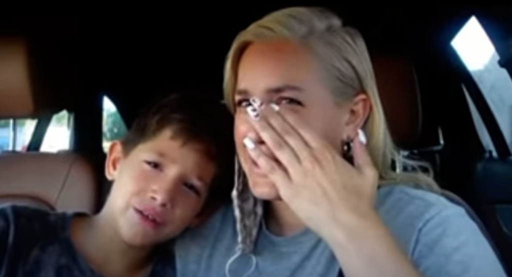 1 2 Arra bíztatta gyermekét a Youtuber mami, hogy sírjon a kiskutyája betegsége miatt - Videó