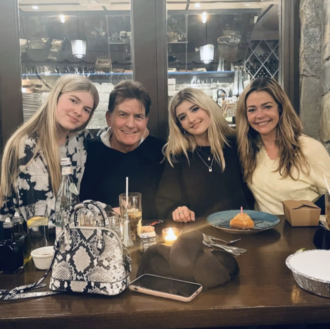 4 "Mérgező háztartásban rekedtem. Gyűlöltem magam" - Állítja Charlie Sheen 17 éves lánya