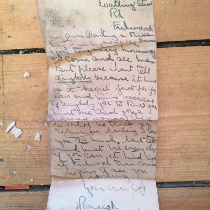 2 22 A 14 éves fiatal egy több mint 100 éves levelet talál a járólap alatt, miután véletlenül ráesett a TV-je - Meglepő sorokat tartalmaz a levél...