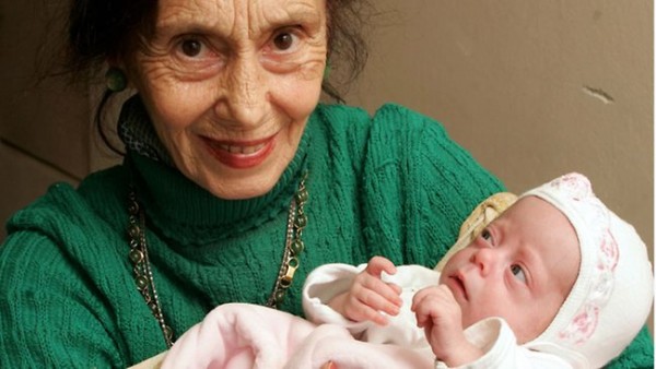 2 66 évesen szülte meg első gyermekét ezzel ő a világ legidősebb édesanyja - Így néz most ki anya és lánya 16 évvel később