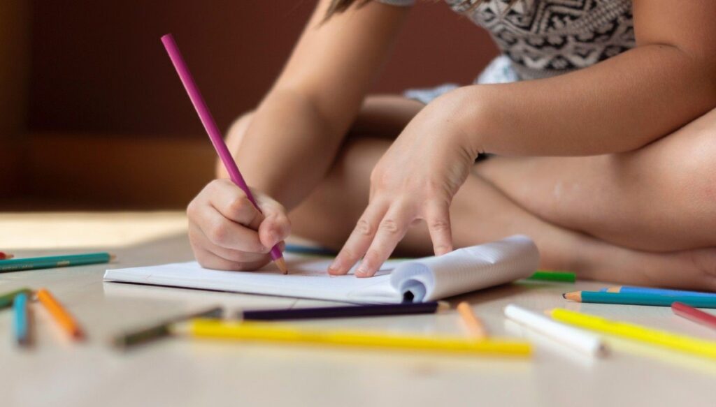 kid drawing with colored pencils 2 A 7 éves kislány félreérthetetlen pozícióban rajzolta le édesapját. Végre fény derült a megbotránkoztató igazságra