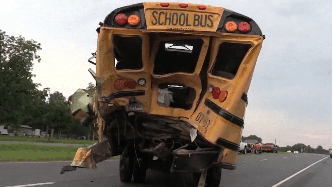 1 A haldokló kamionsofőr utolsó lélegzetvételével még egy emberfeletti tettet vitt véghez - Megmentette a buszba ragadt diákokat