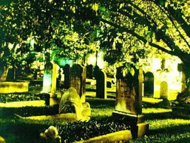 15 14 hátborzongató fotó a temetőkből, a világ minden tájáról - megmagyarázhatatlan jelenségek