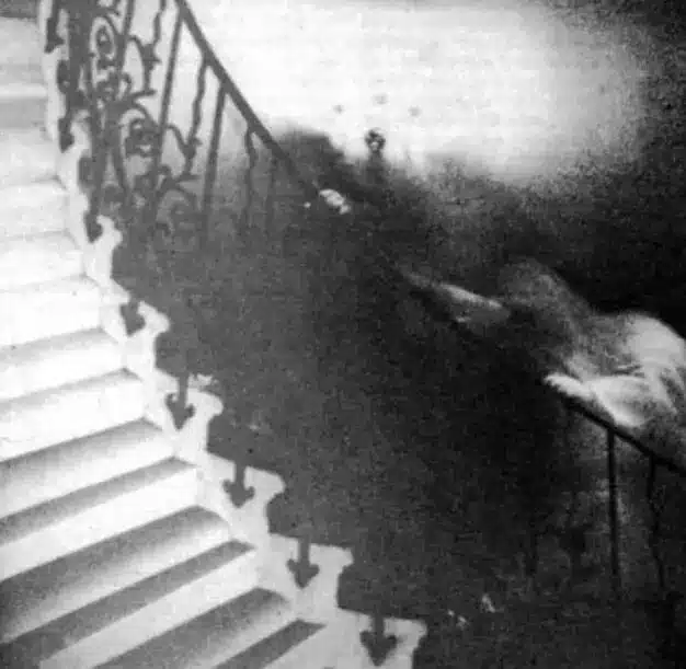 10 14 rémísztő fotó, amelyeken szellemeket örökítettek meg. Hátborzongató jelenségekkel találkozhatunk.