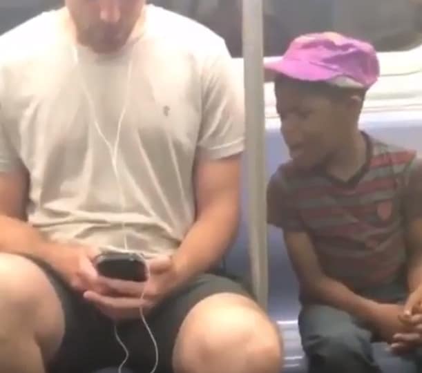 fiu3 Titokban levideózták a metrózó férfi reakcióját, amikor észreveszi, hogy egy kisfiú bámulja a telefonját. Hihetetlen, mit művelt.