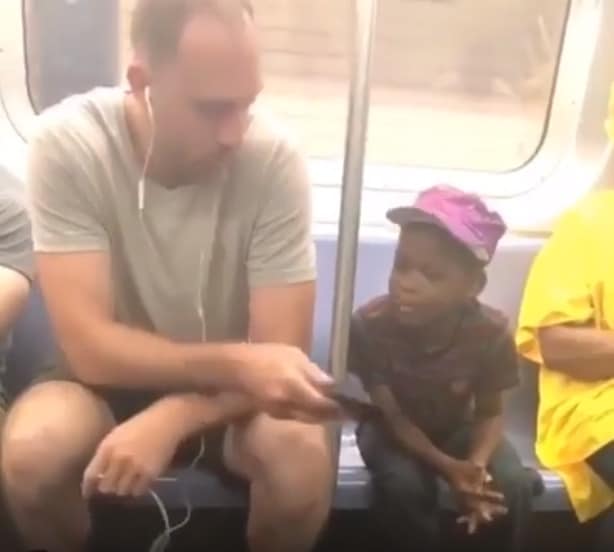 fiu4 Titokban levideózták a metrózó férfi reakcióját, amikor észreveszi, hogy egy kisfiú bámulja a telefonját. Hihetetlen, mit művelt.