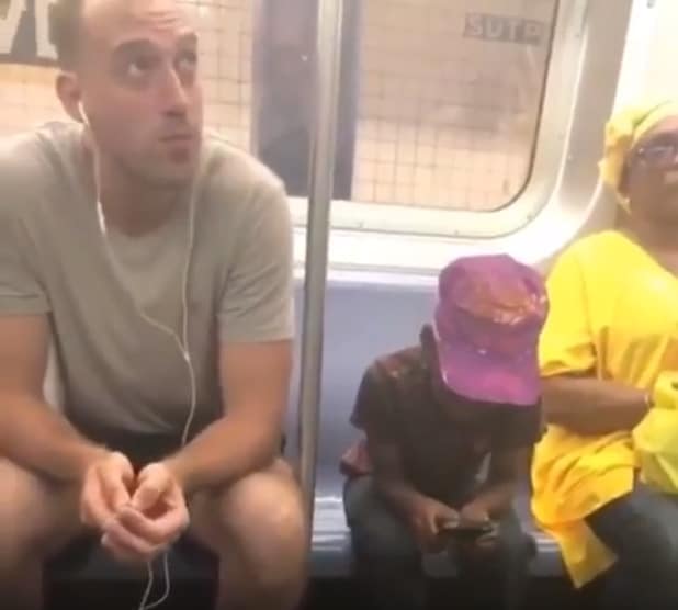 fiu5 Titokban levideózták a metrózó férfi reakcióját, amikor észreveszi, hogy egy kisfiú bámulja a telefonját. Hihetetlen, mit művelt.