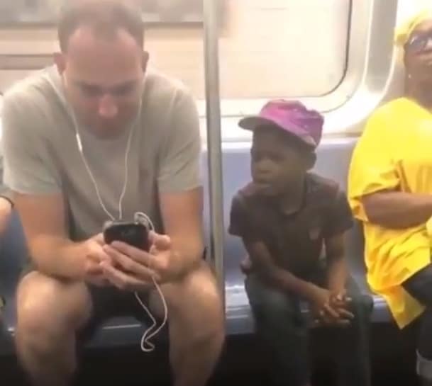 fiuu Titokban levideózták a metrózó férfi reakcióját, amikor észreveszi, hogy egy kisfiú bámulja a telefonját. Hihetetlen, mit művelt.