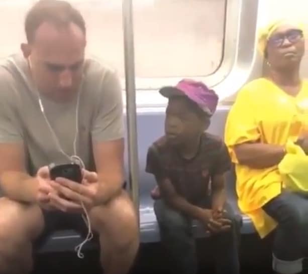 fiuuu Titokban levideózták a metrózó férfi reakcióját, amikor észreveszi, hogy egy kisfiú bámulja a telefonját. Hihetetlen, mit művelt.