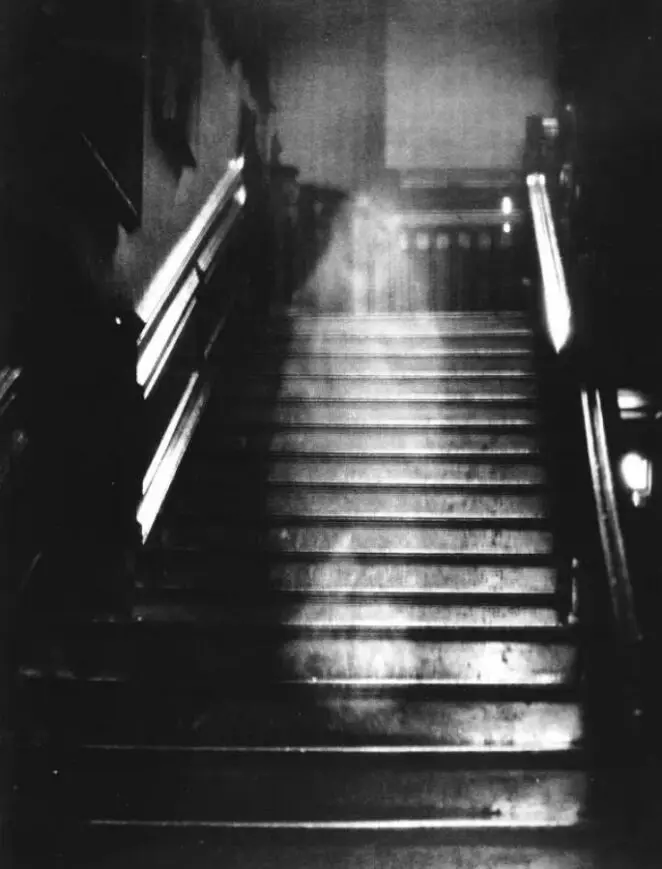 straszne duchy na zdjeciach 1 662x869.jpg 1 14 rémísztő fotó, amelyeken szellemeket örökítettek meg. Hátborzongató jelenségekkel találkozhatunk.