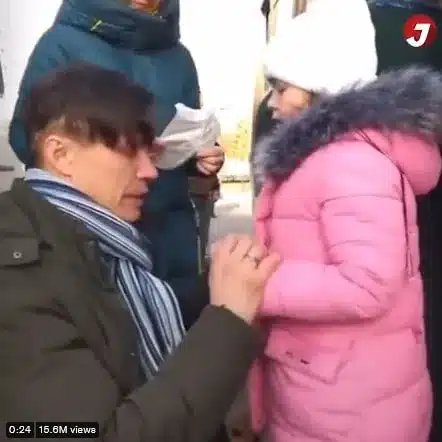 a 11 SZÍVSZORÍTÓ! Videó egy harcba induló ukrán apáról, aki a lányától búcsúzkodik...