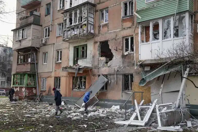AP22067523163698 1 SOKKOLÓ KÉPEK! Tömegsírok Mariupolban. A helyi lakosok rohannak eltemetni az áldozatokat