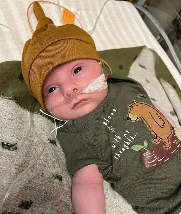 Parents Say Goodbye To Their Bab Könnyek közt búcsúztak a babájuktól, majd lekapcsolták a lélegeztetőről. Ami ezután történt, arra az orvosok annyit mondtak: CSODA!