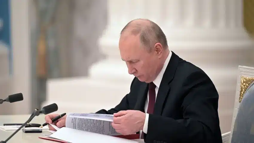 aHR0cHM6Ly9jbXNjZG4uYXBwLmNvbnRl 1 Szokatlan dühkitörések Putyinnál. Az orosz elnök újabb furcsa érthetetlen rendeletet hozott.