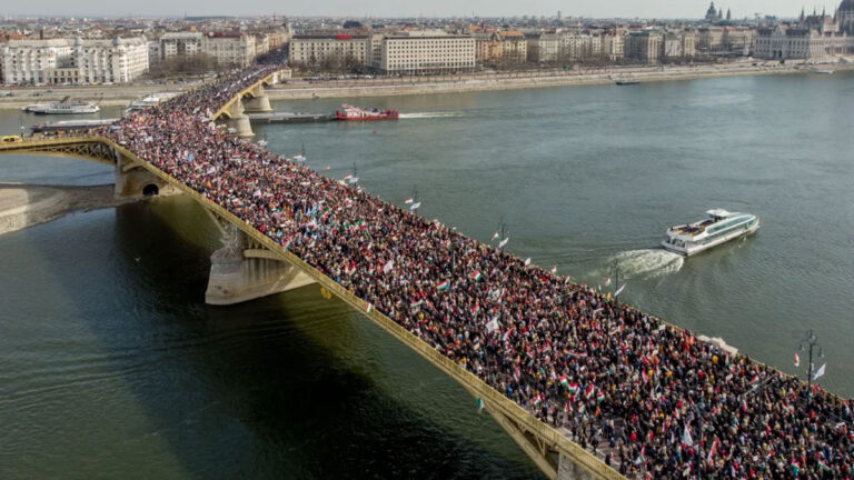 Képeken a milliós magyar békemenet. „A magyar emberek nem kívánnak semmilyen háborúba belekeveredni”