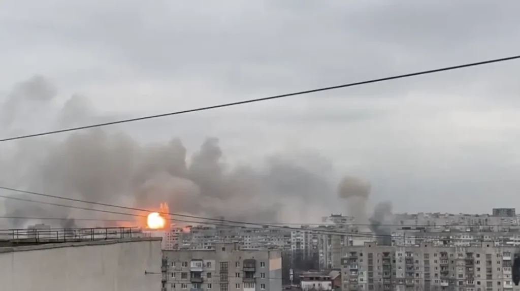 mariupol bombazas0309 SOKKOLÓ KÉPEK! Tömegsírok Mariupolban. A helyi lakosok rohannak eltemetni az áldozatokat