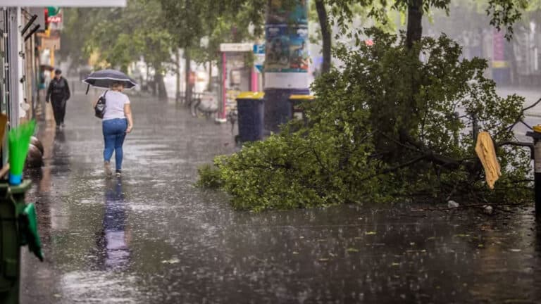 Kánikula, viharok és jégeső. Mutatjuk melyik megyékben, mire kell számítani.