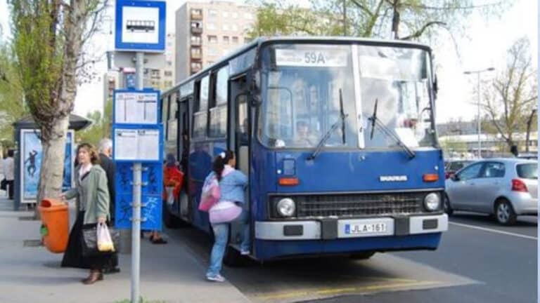 A várandós lány nem akarta átadni a helyét az idős asszonynak. Kis híján lincselés lett belőle…