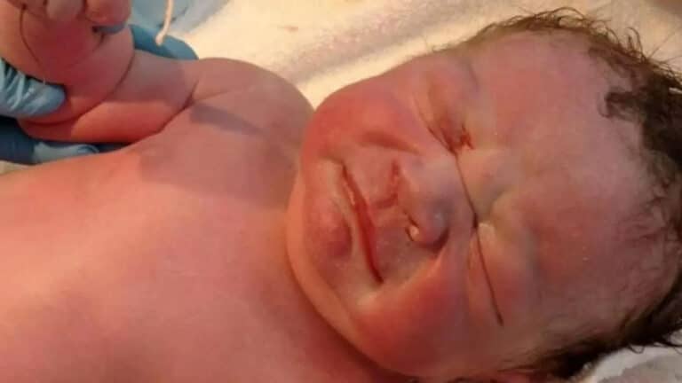 A baba egy tárggyal a kezében született! A nem mindennapi fotó bejárta az egész internet