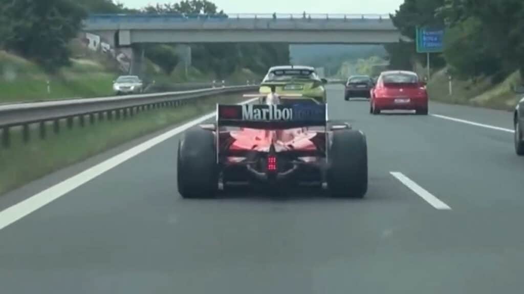 f1 VIDEÓ! Formula 1-es Ferrari száguldozott az autópályán. A rendőrség nem tudja elcsípni