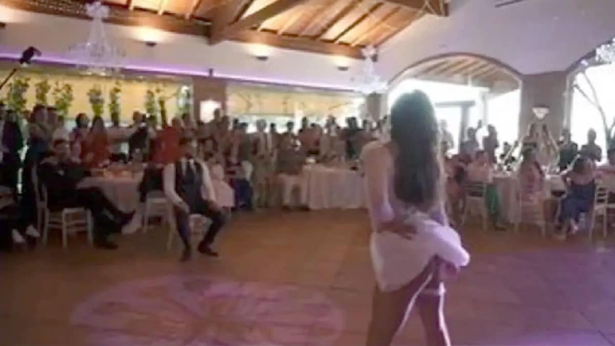 menytanc VIDEÓ! A menyasszony olyan merész táncot lejtett az esküvőjén, hogy a násznép kiakadt