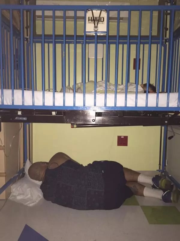 kep 2022 11 03 083309020 MEGHATÓ! A feleség fényképet tett közzé férjéről, aki elaludt fiuk kórházi ágya alatt. 