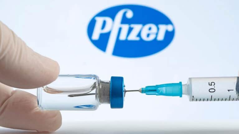 Újabb mellékhatásokat találtak a Pfizer- és a Moderna-oltásoknál. Erre minden nőnek fel kell készülnie!