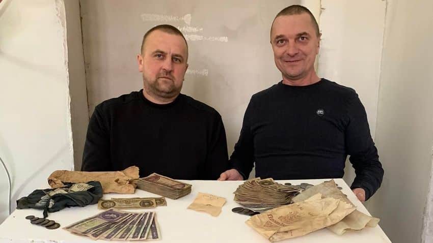 9e78b2845b2f4a5595f587168fe93c30 Elképesztő kincseket találtak magyar kőművesek egy falba rejtve