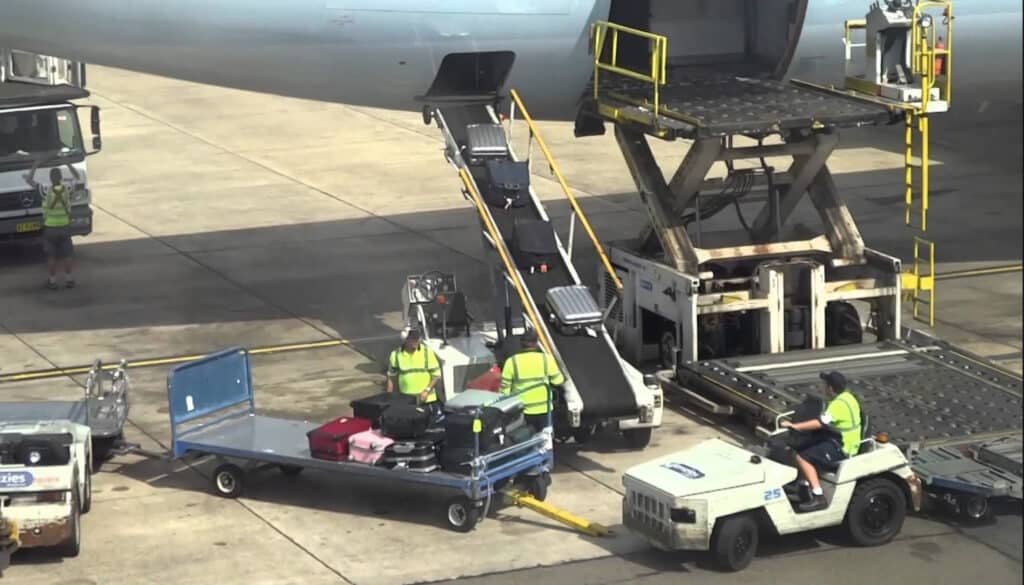 kep 2023 01 23 121659460 VIDEÓ! Kirúgtak egy reptéri alkalmazottat. Ha meglátod, mit művel a bőröndökkel, megérted...