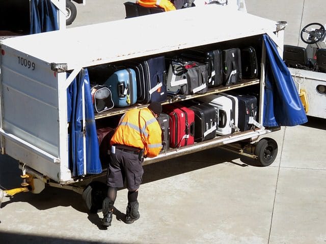 kep 2023 01 23 121710642 VIDEÓ! Kirúgtak egy reptéri alkalmazottat. Ha meglátod, mit művel a bőröndökkel, megérted...