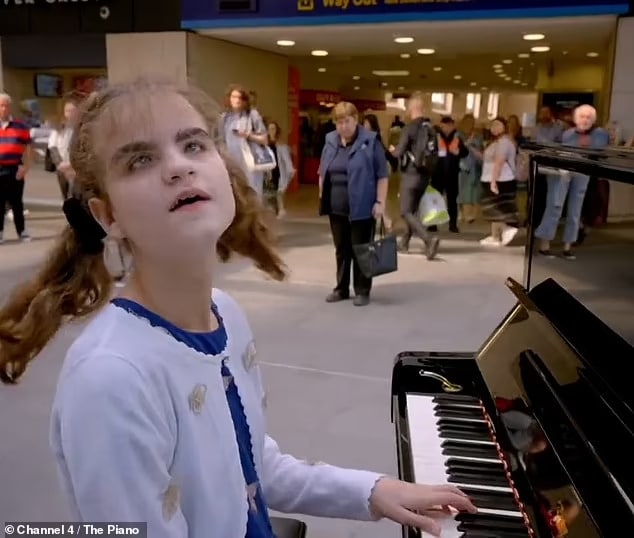 kep 2023 02 17 105835464 VIDEÓ! Patakokba folyt az emberek könnye, ahogy ez a vak kislány zongorázott egy vasútállomáson
