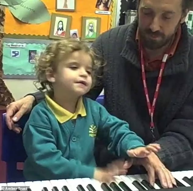 kep 2023 02 17 105846099 VIDEÓ! Patakokba folyt az emberek könnye, ahogy ez a vak kislány zongorázott egy vasútállomáson